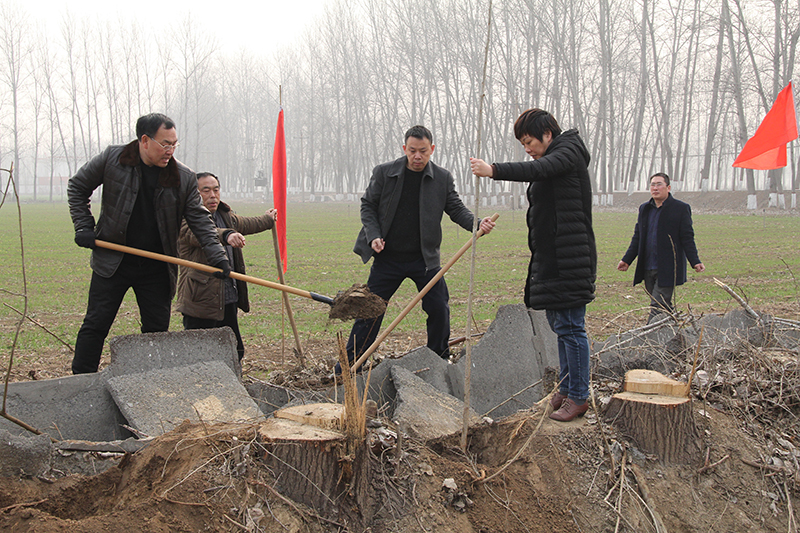 博農(nóng)集團(tuán)領(lǐng)導(dǎo)、基層黨政負(fù)責(zé)人等同志積極參加植樹(shù)活動(dòng)